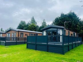 Field View Lodge with Hot Tub